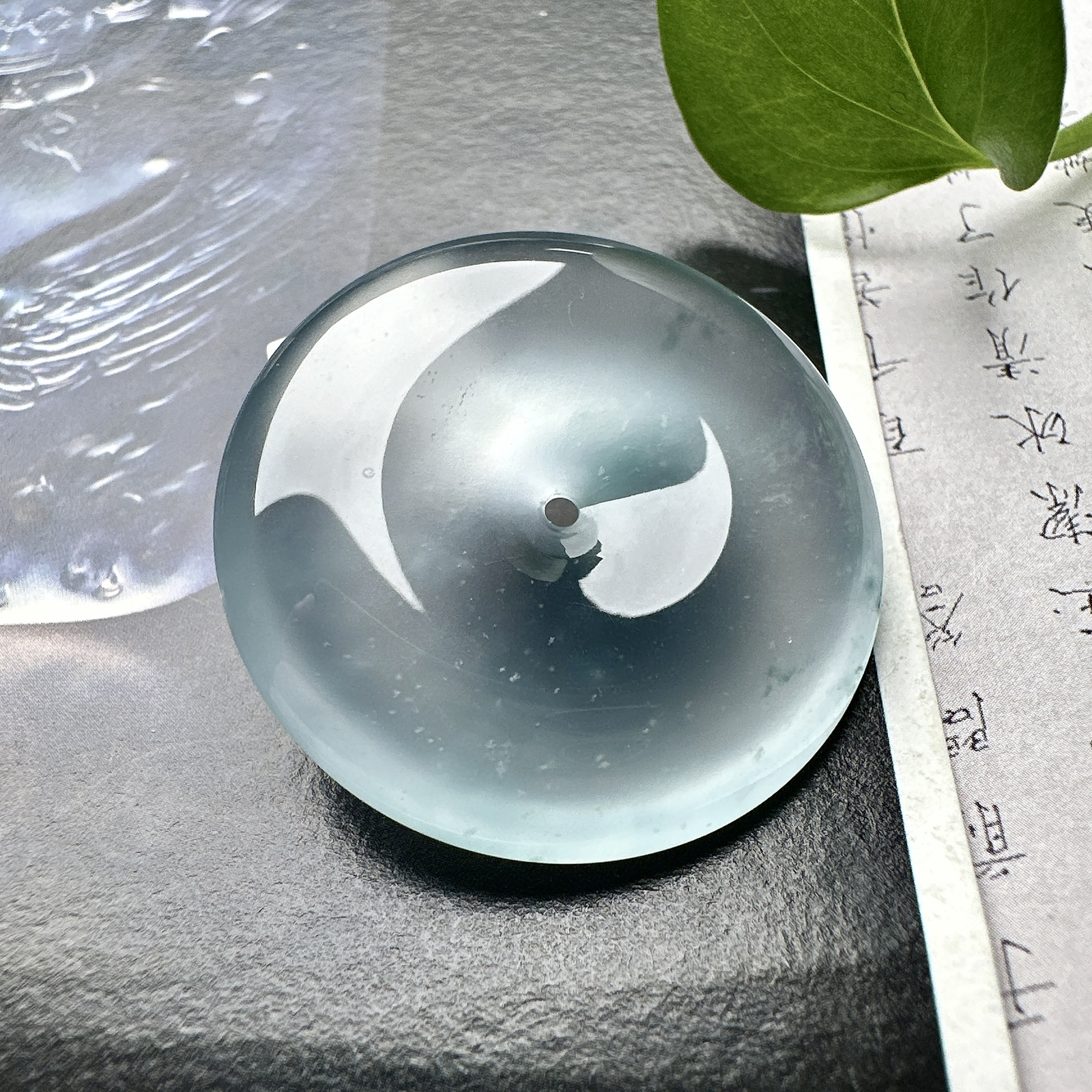【冰种飘花平安扣】质地非常细腻，冰润十足，种老冰透，收藏品质