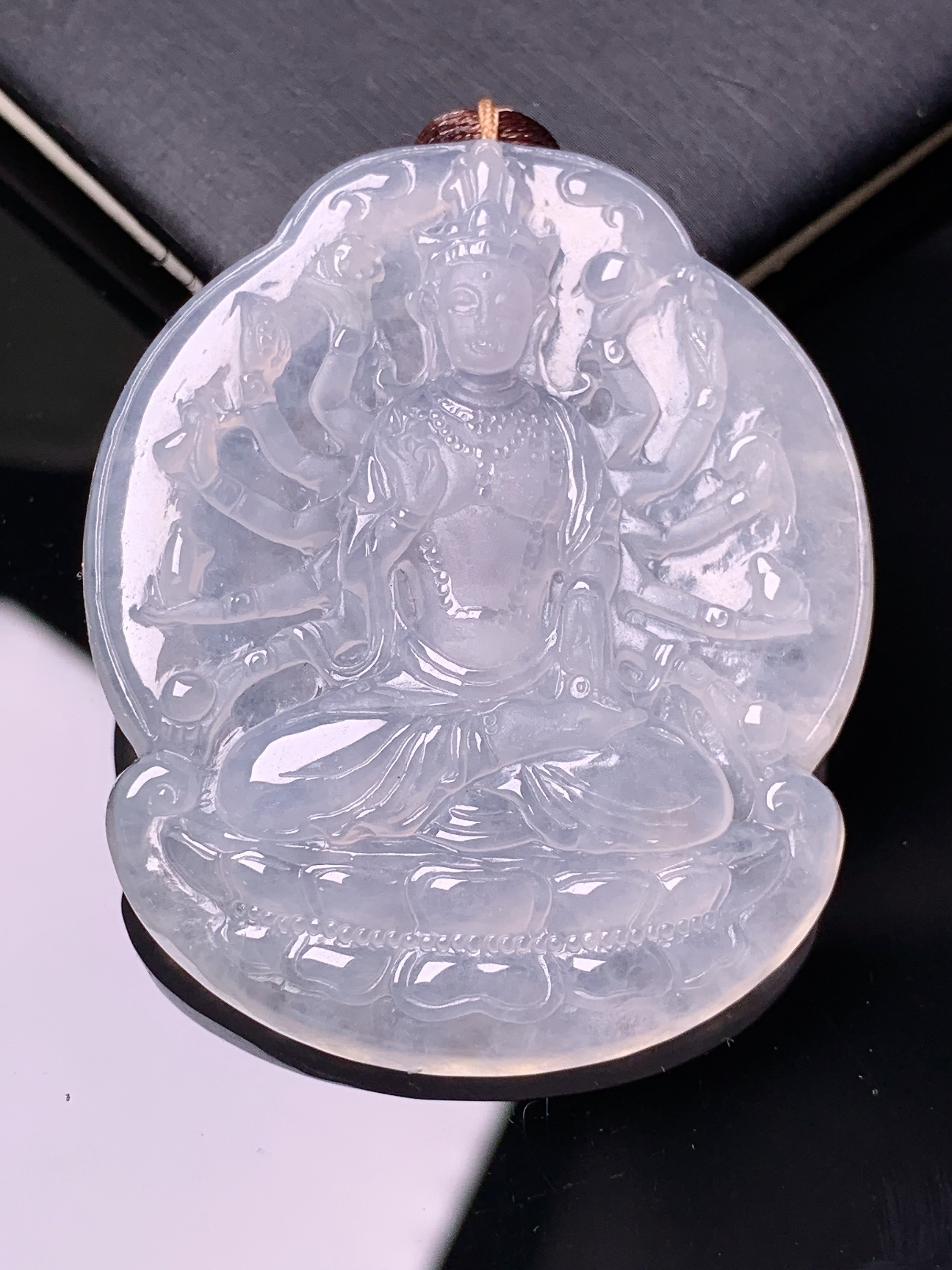 冰种千手观音菩萨吊坠 玉质细腻 色泽艳丽清新 水润亮眼 整体尺寸49*40.5*5.8 b2