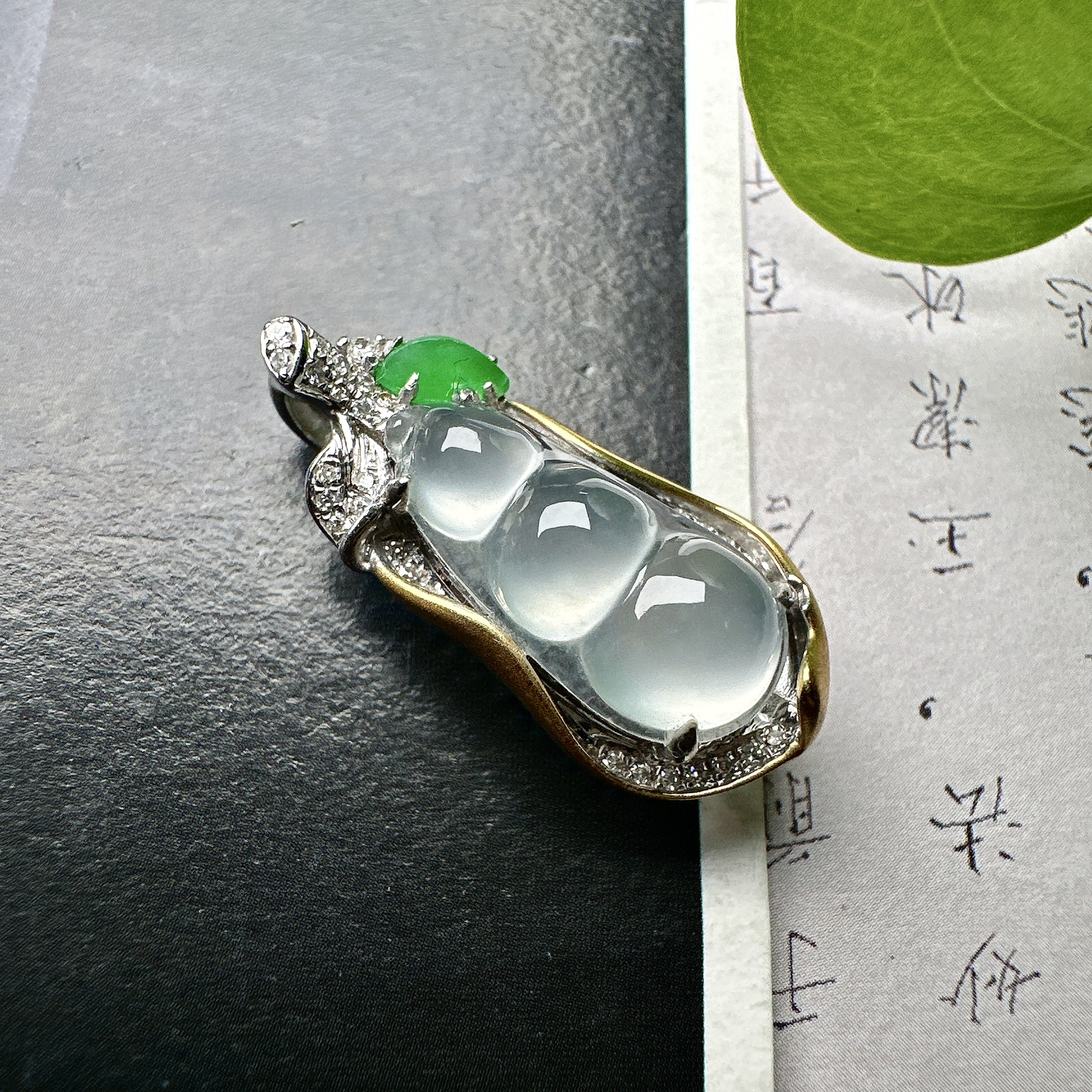 【冰种福豆吊坠】种地上乘，冰感十足，通透起光，饱满圆润，18k金钻镶嵌，裸石尺寸16.1*7.5*5.4毫米