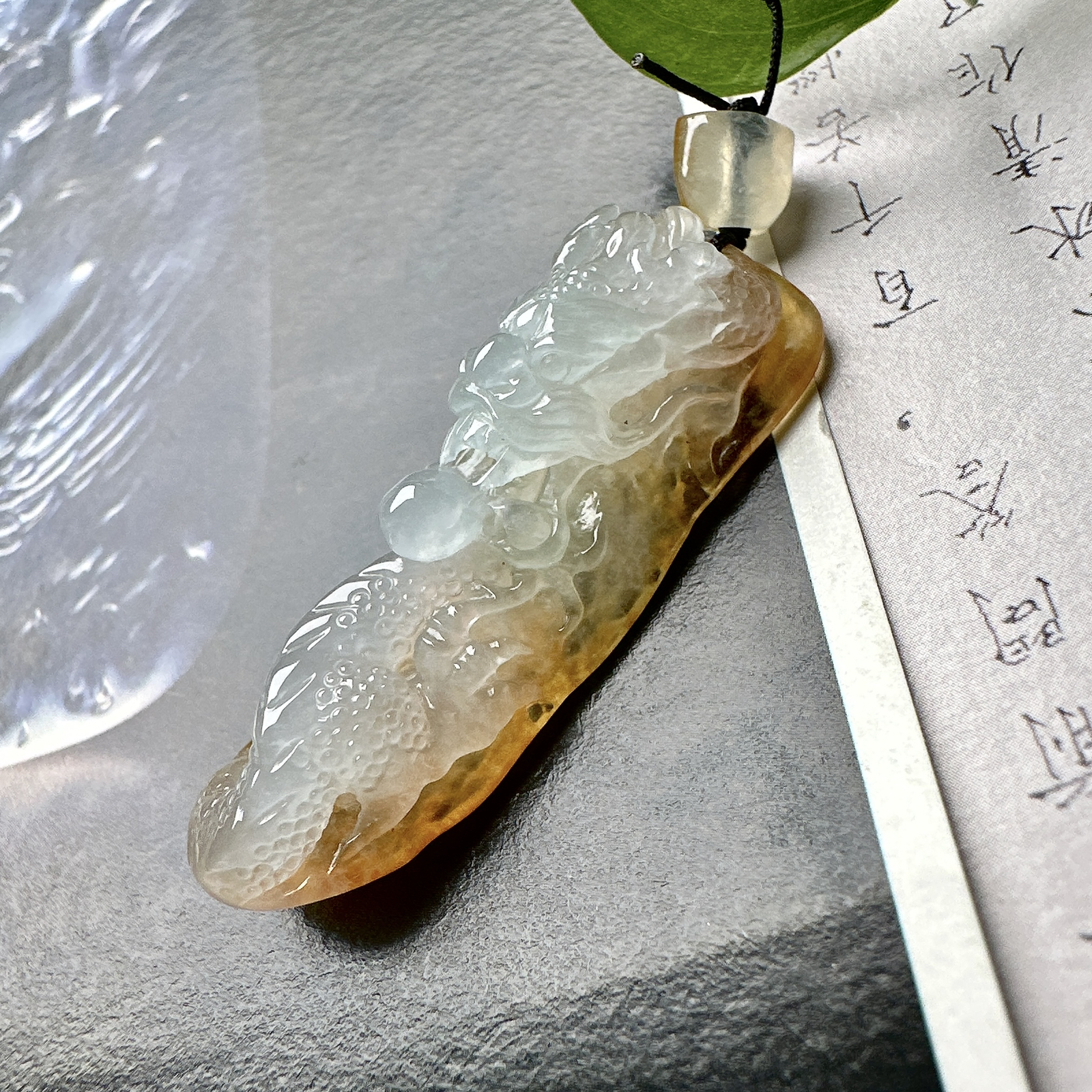 【冰种黄翡龙牌】冰润细腻，冰感好，质地很不错。雕工精细，佩戴效果好