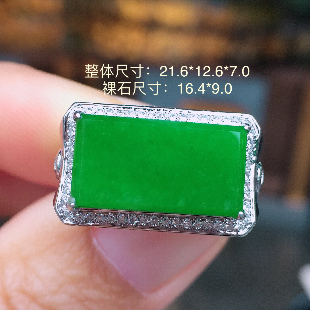 阳绿马鞍戒指，色泽均匀艳丽，玉质细腻，荧光感超
强，饱满圆润，尽显优雅气质，18k
金豪华镶嵌
