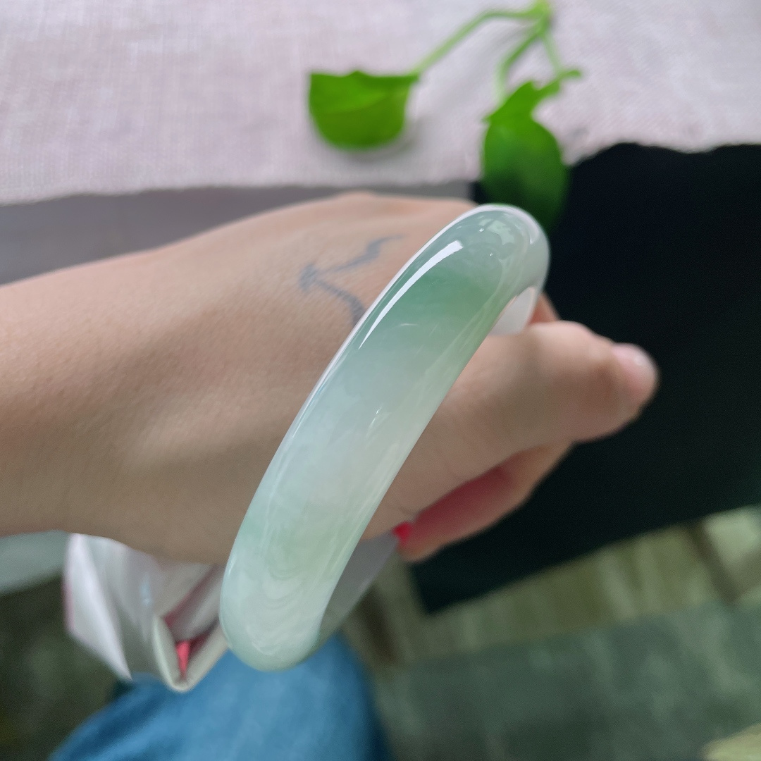 54.6/12.3/8.5，冰底正圈，一抹飘色，点睛之笔，就像是给玉注了一抹灵气，无裂，ss52436a
