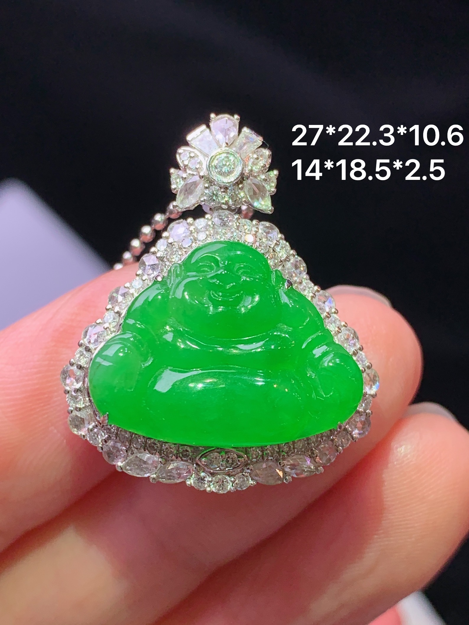 18k金钻镶嵌满绿佛公吊坠 玉质细腻 色泽艳丽清新 水润亮眼 整体尺寸27*22.3*10.6 g2