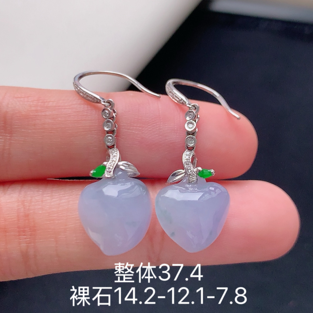 冰紫桃子耳坠。色泽温婉，品相好，种老饱满细腻，佩戴优雅贵气货号18502，14.2/12.1/7.8