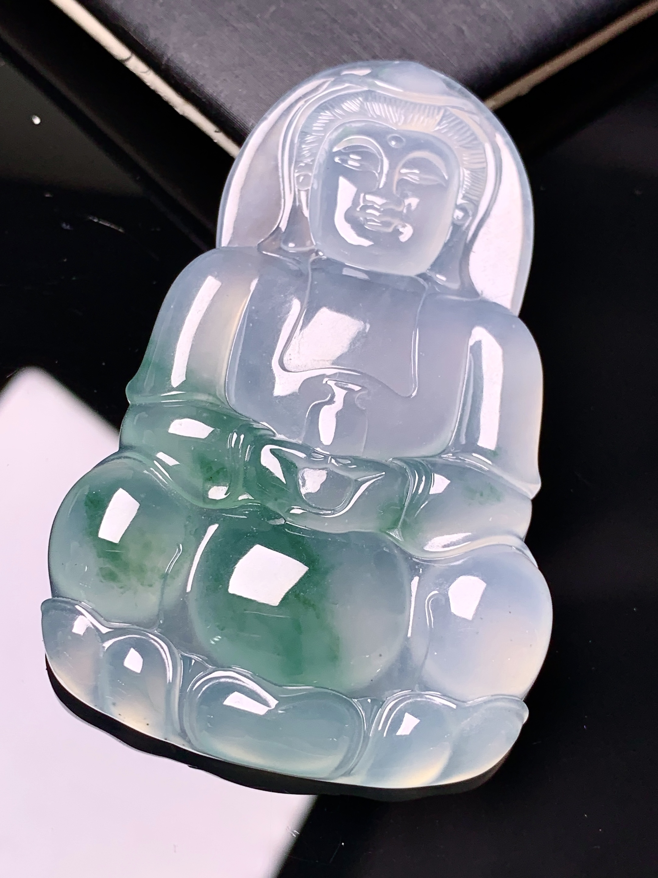 飘绿观音菩萨吊坠 玉质细腻 色泽艳丽清新 水润亮眼 整体尺寸59.2*37.6*6 x1