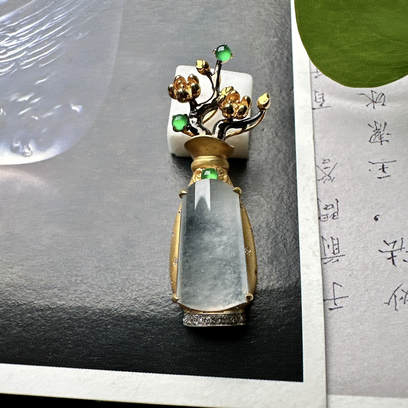 【冰种无事柱吊坠】精品，种水上乘，通透闪亮，晶莹剔透。18K金钻镶嵌，裸石尺寸14.6*9.8*5毫