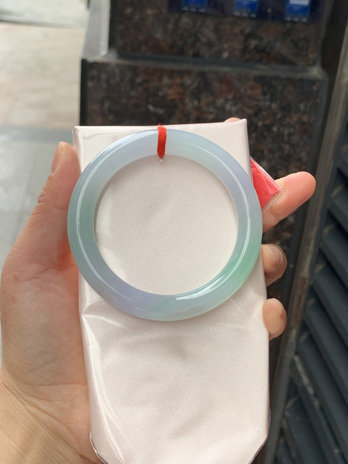 春彩圆条
57.3-10.3-9.9
完美，底妆冰润，春意盎然，繁花似锦，渐变半山水特色春彩，甜美系