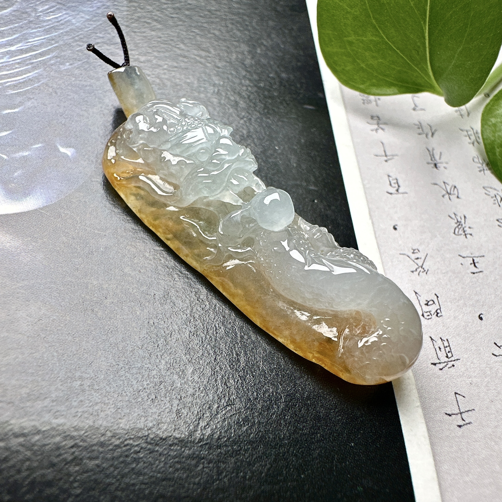 【冰种黄翡龙牌】冰润细腻，冰感好，质地很不错。雕工精细，佩戴效果好
