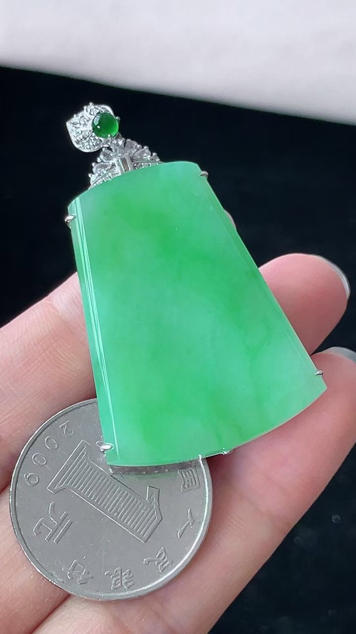 【翡翠名称】18K金镶钻冰阳绿无事牌吊坠
【翡翠尺寸】含金49/28/5.6mm
【翡翠描述】宝贝种老水足，玉质细腻，色泽靓丽，性价比高，佩戴效果好！
【其它赠送】权威证书/精美挂绳盒子/支持全国复检
