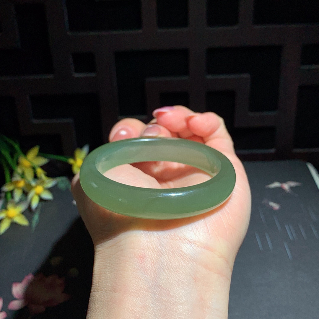 和田玉50.5圈冰底晴水色猫眼手镯！清水色猫眼，玉质细腻油润 底色纯净 无裂无杂脂粉好，品质高。