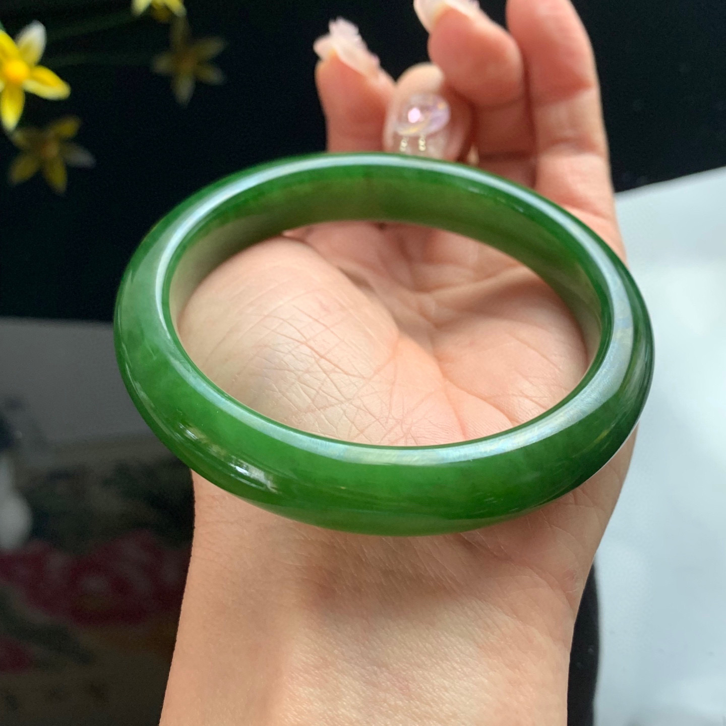 珍藏品，和田玉58圈口鲜菠菜绿碧玉手镯，玉质细腻油润 底色纯净 无裂无杂 脂粉好，品质好