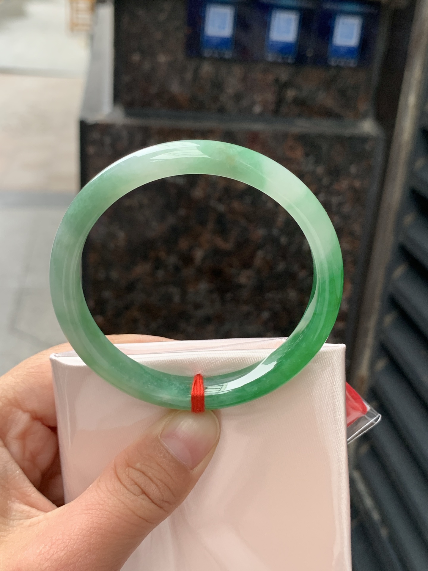 阳绿正圈，55.8/8.6/6.7，0505-N632，打灯多处纹裂，镯型小巧精致，一节阳绿底色浓郁，娇艳欲滴，上手精致贵气