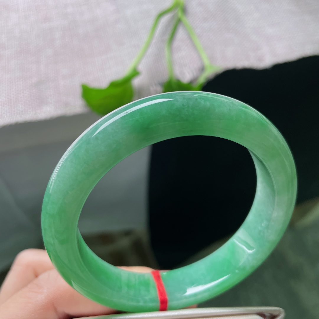 58.3/12.7/9.1，绿底正圈，满翠，有一种‘深林人不知，明月来相照’的幽静。晶体纹，ss55089a