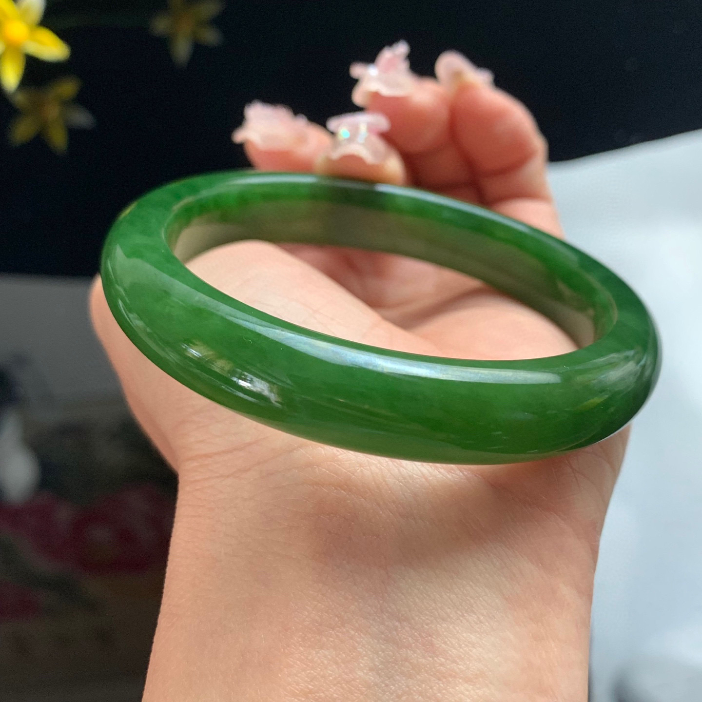 珍藏品，和田玉58圈口鲜菠菜绿碧玉手镯，玉质细腻油润 底色纯净 无裂无杂 脂粉好，品质好