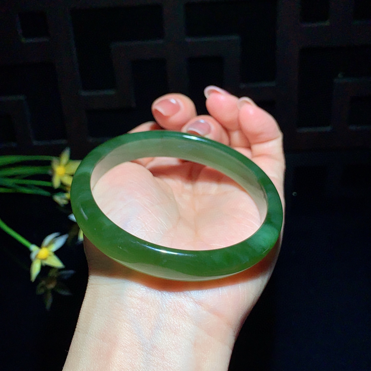 ￼ 珍藏品，和田玉碧玉62.5圈口冰底绿猫眼碧玉手镯！玉质细腻油润 底色纯净 无裂无杂 脂粉好，品质高。