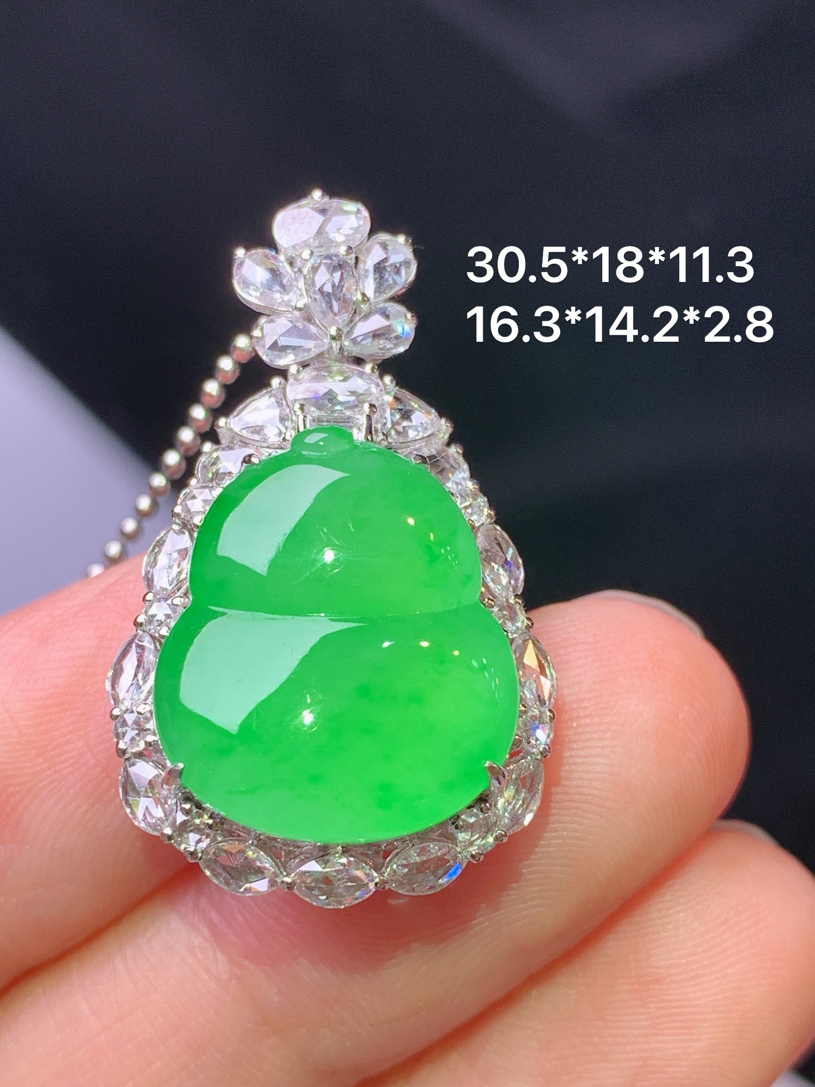18k金钻镶嵌冰阳绿葫芦吊坠 玉质细腻 色泽艳丽清新 水润亮眼 整体尺寸30.5*18*11.3 m3