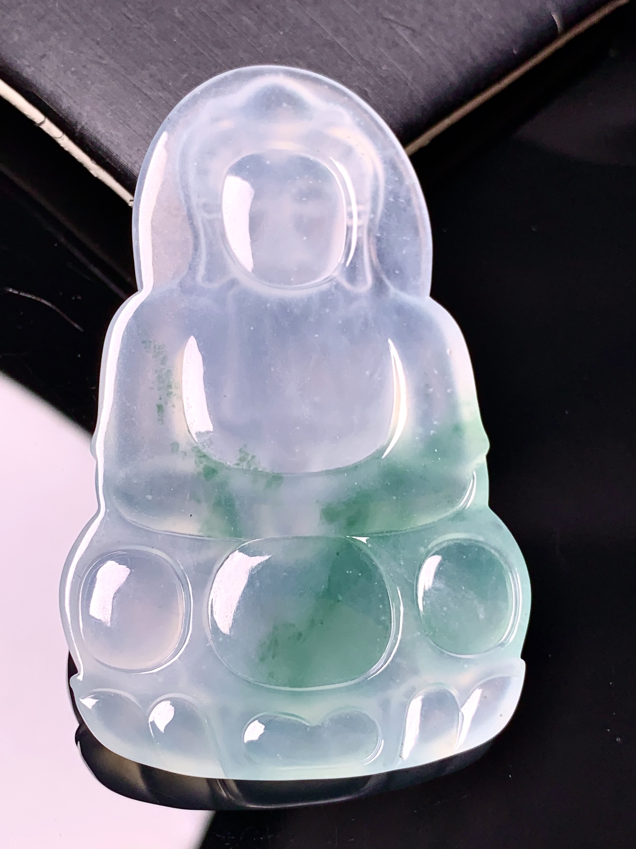 飘绿观音菩萨吊坠 玉质细腻 色泽艳丽清新 水润亮眼 整体尺寸59.2*37.6*6 x1
