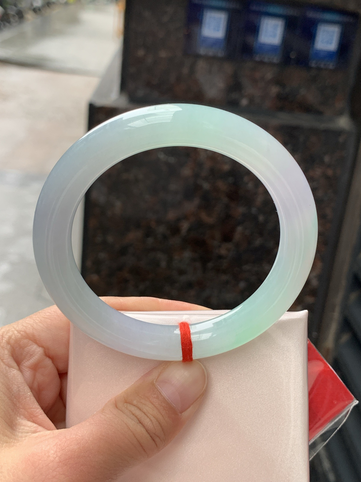 春彩圆条
57.3-10.3-9.9
完美，底妆冰润，春意盎然，繁花似锦，渐变半山水特色春彩，甜美系