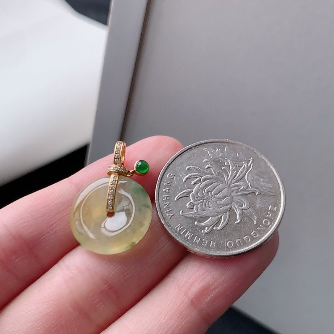 冰黄飘花平安扣吊坠。种老细腻水润，佩戴精致优雅，货号18503，22.5/15.5/3.5