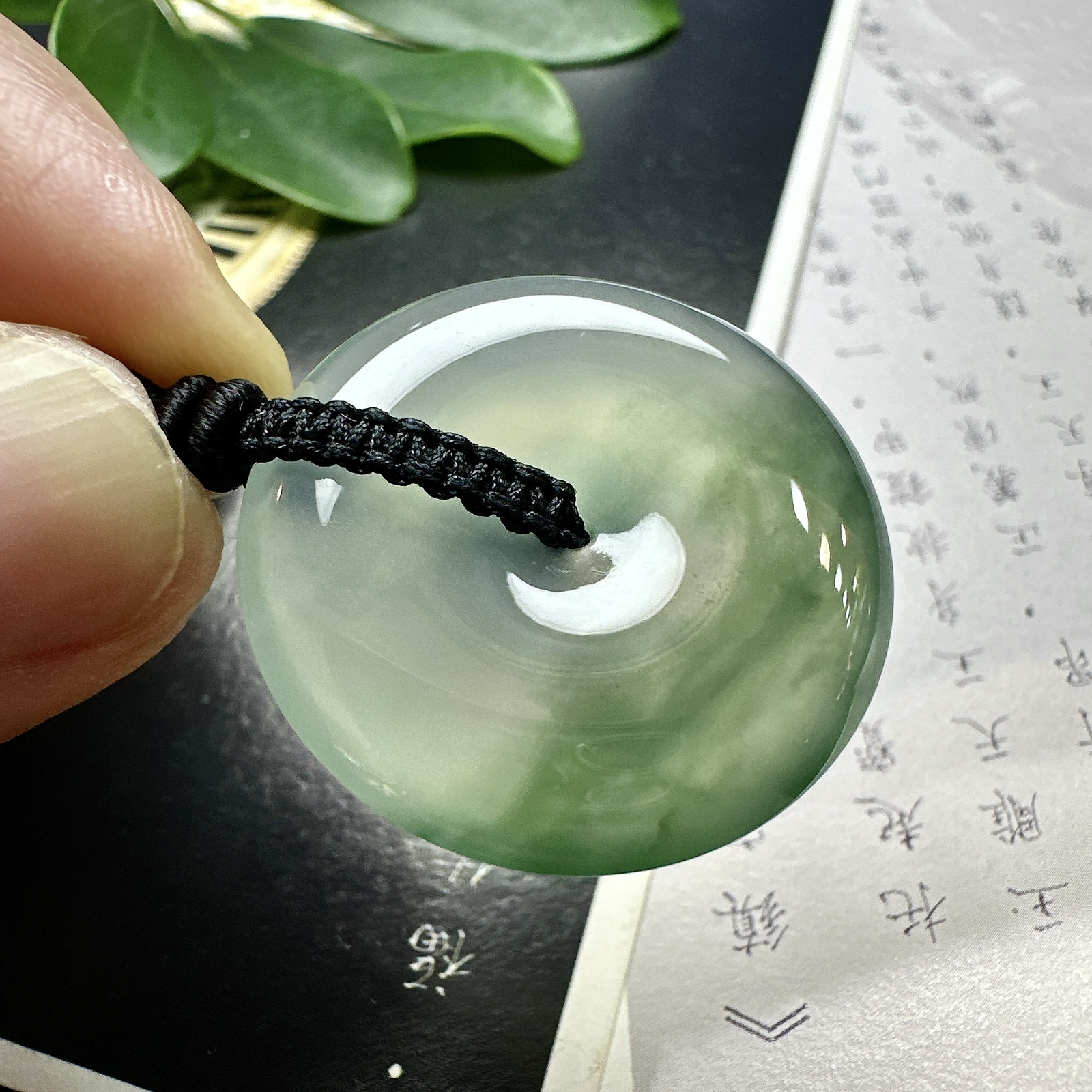 【冰种飘绿花平安扣】草绿色花，质地细腻，种老冰润，荧光强烈