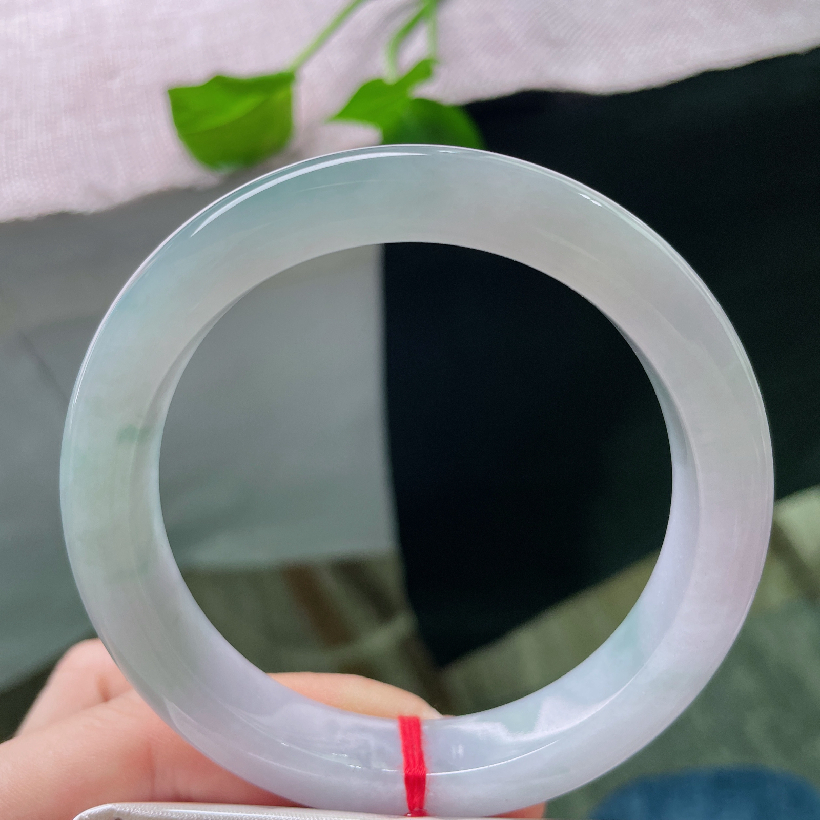 60.8/11.6/9.3，淡紫淡绿正圈，大圈口，水润细腻，人间四月天，着一缕淡绿的薄纱，染一身典雅