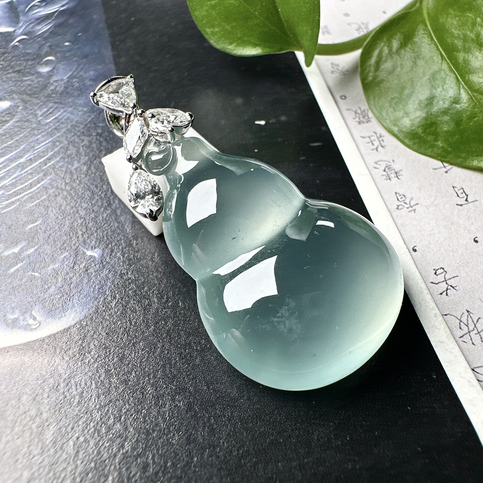 【冰种天空蓝葫芦吊坠】精品，起钢光，种地上乘，冰感十足，通透起光，饱满圆润，18k金钻镶嵌，裸石尺寸34*21.8*9.6毫米。