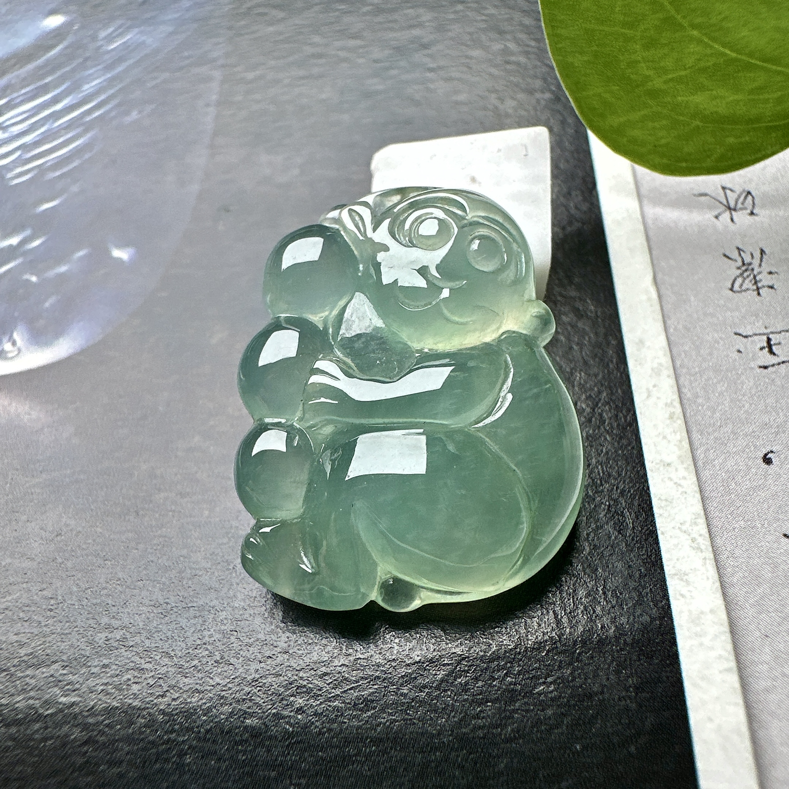【冰种晴底生肖猴吊坠】冰润度上佳，质地细腻冰润，雕工精美，形象生动