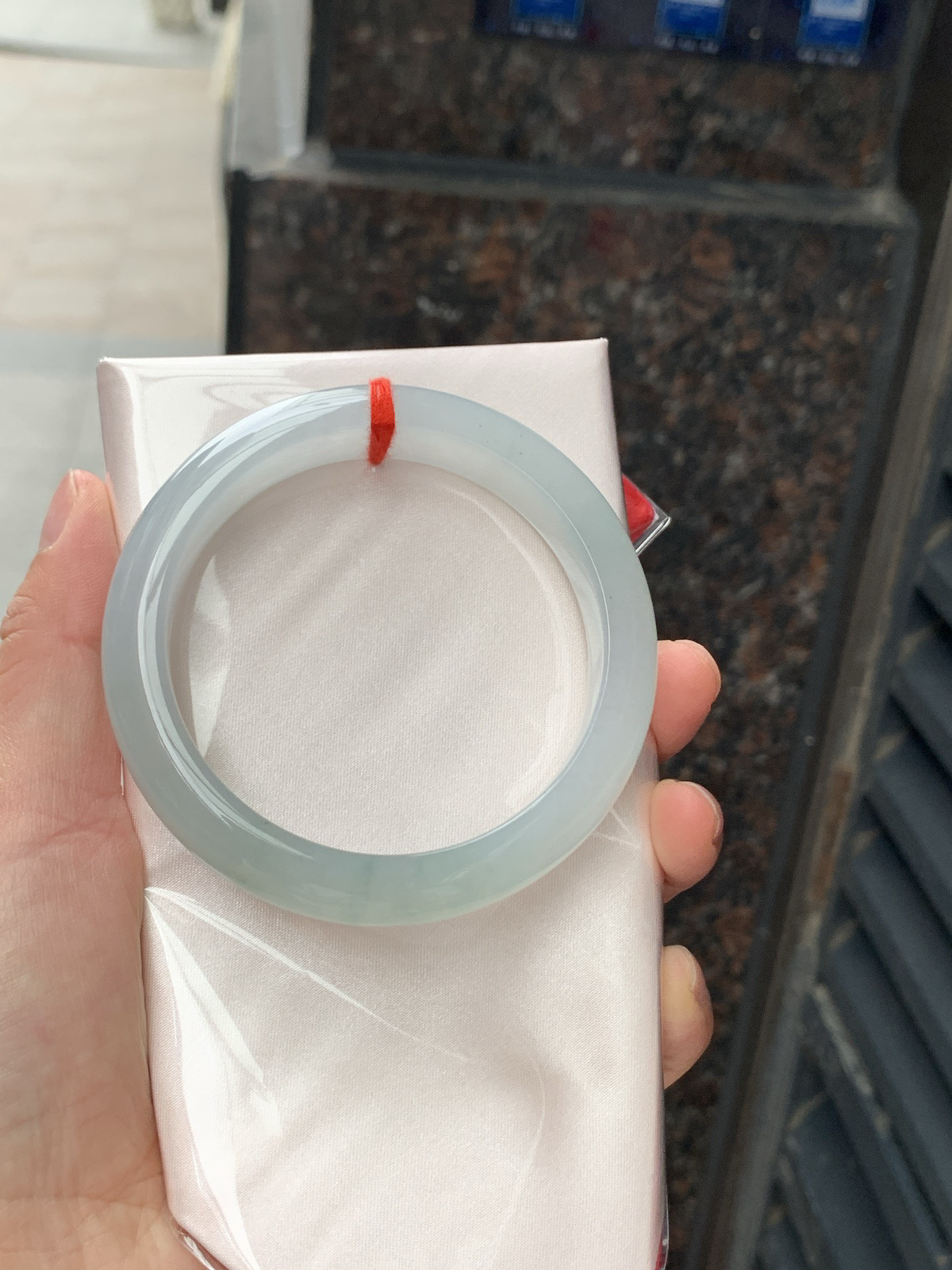 蓝底正圈
59-13.1-8.9
打灯马牙线，底妆细腻，如同果冻胶条，微微伴着些许澄澈的天空颜色，让人舒适