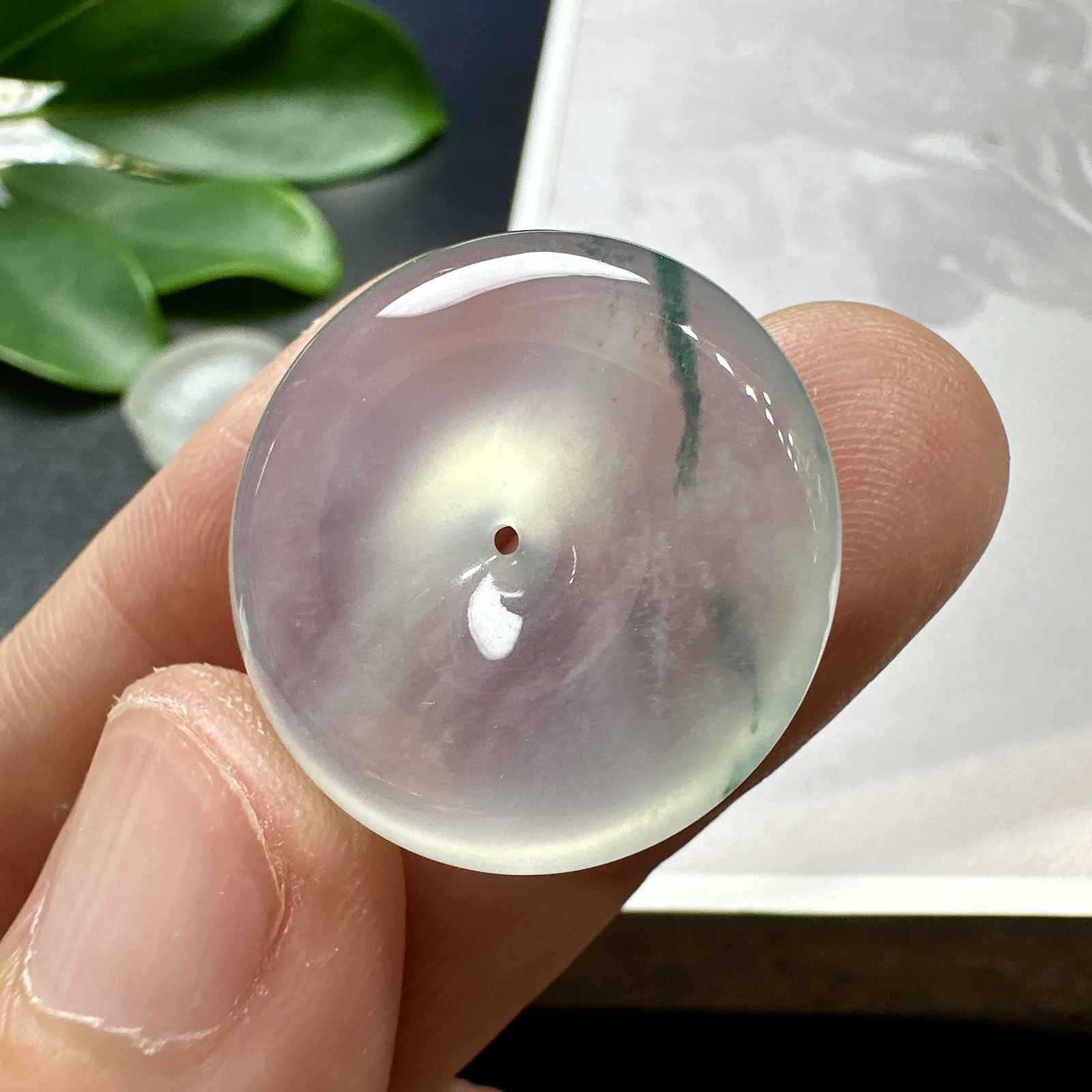 【冰种飘花平安扣】质地非常细腻，冰润十足，种老冰透，花色灵动，收藏品质