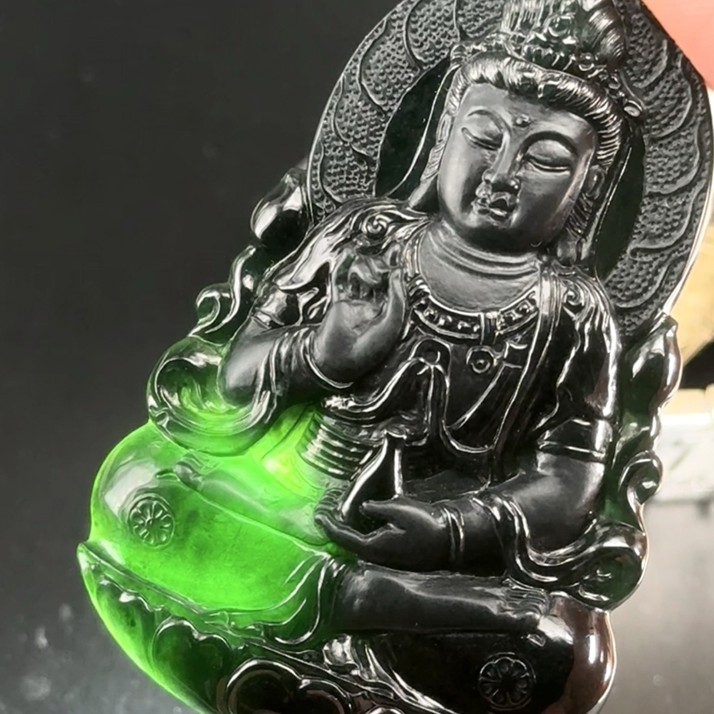 精品墨翠观音挂件 种好色正 黑度极好 打灯通透 油性十足  尺寸61.8