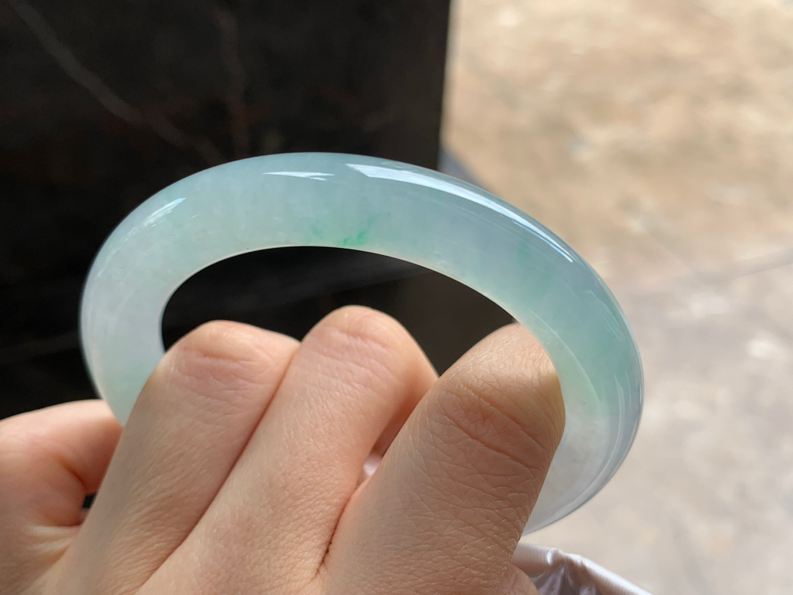 53.5-9.8

冰飘绿圆条手镯^_^透亮水润