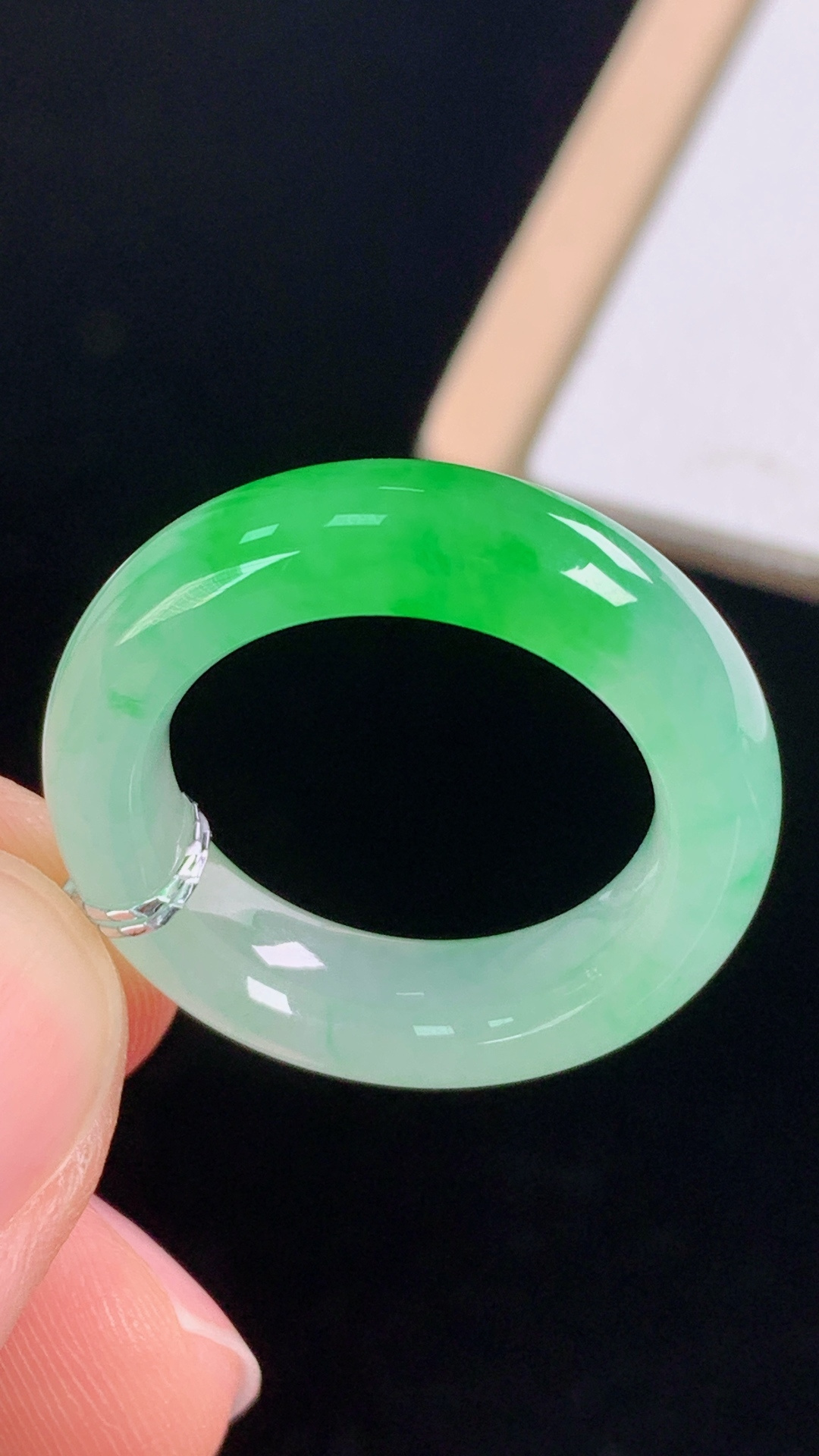 ️冰飘绿指环，花色灵动，清透细腻，无裂，尺寸:圈口12/16.2-5.5-3.7mm