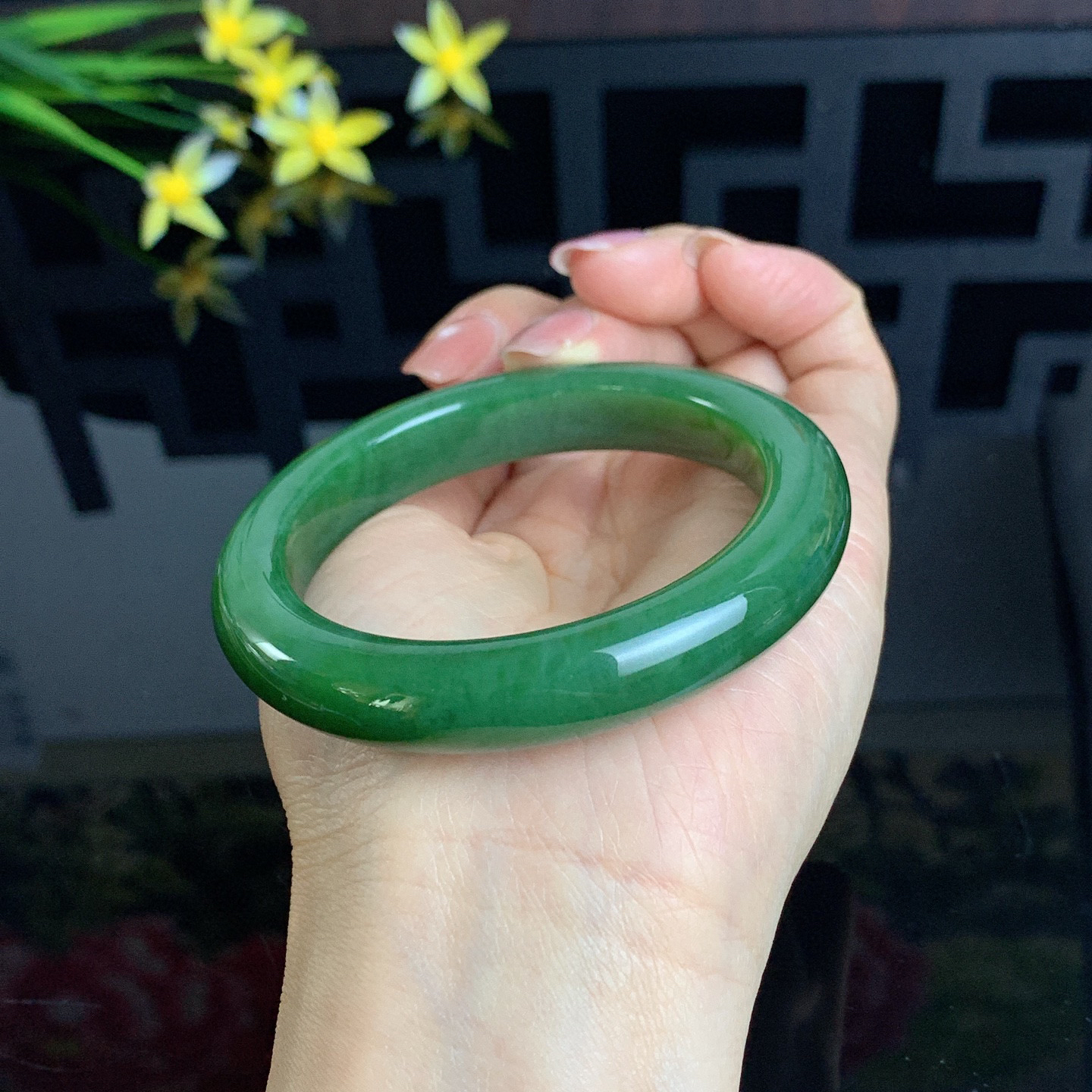 和田玉碧玉56.5圈口菠菜绿碧玉手镯！玉质细腻油润 底色纯净 无裂无杂 脂粉好，品质高。