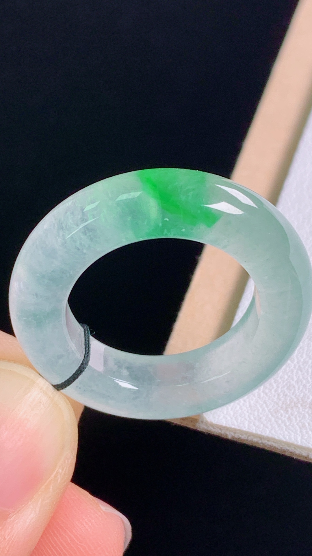 ️冰飘绿指环，花色灵动，水润清爽，无裂，尺寸:圈口15/17.3-6.0-4.8mm