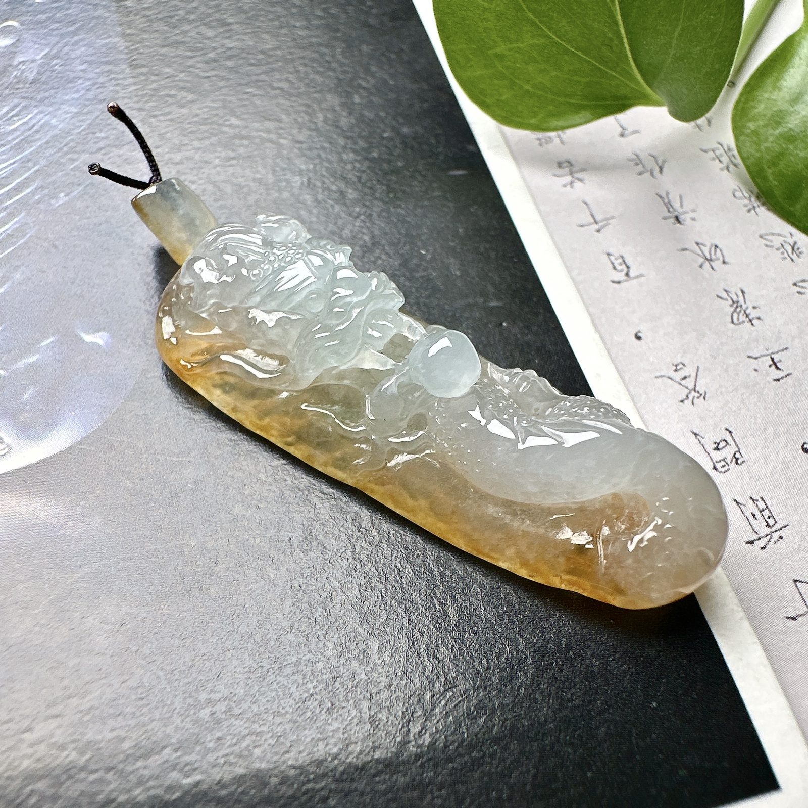 【冰种黄翡龙牌】冰润细腻，冰感好，质地很不错。雕工精细，佩戴效果好