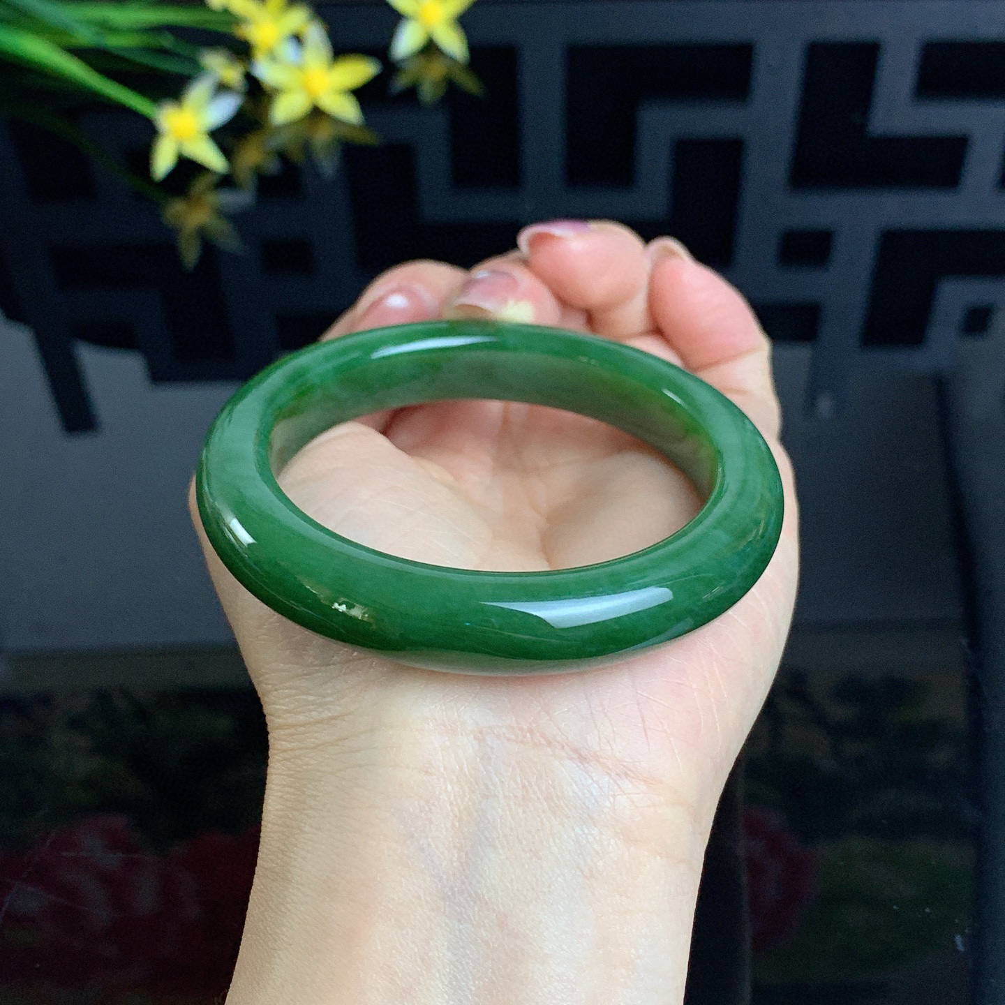 和田玉碧玉56.5圈口菠菜绿碧玉手镯！玉质细腻油润 底色纯净 无裂无杂 脂粉好，品质高。