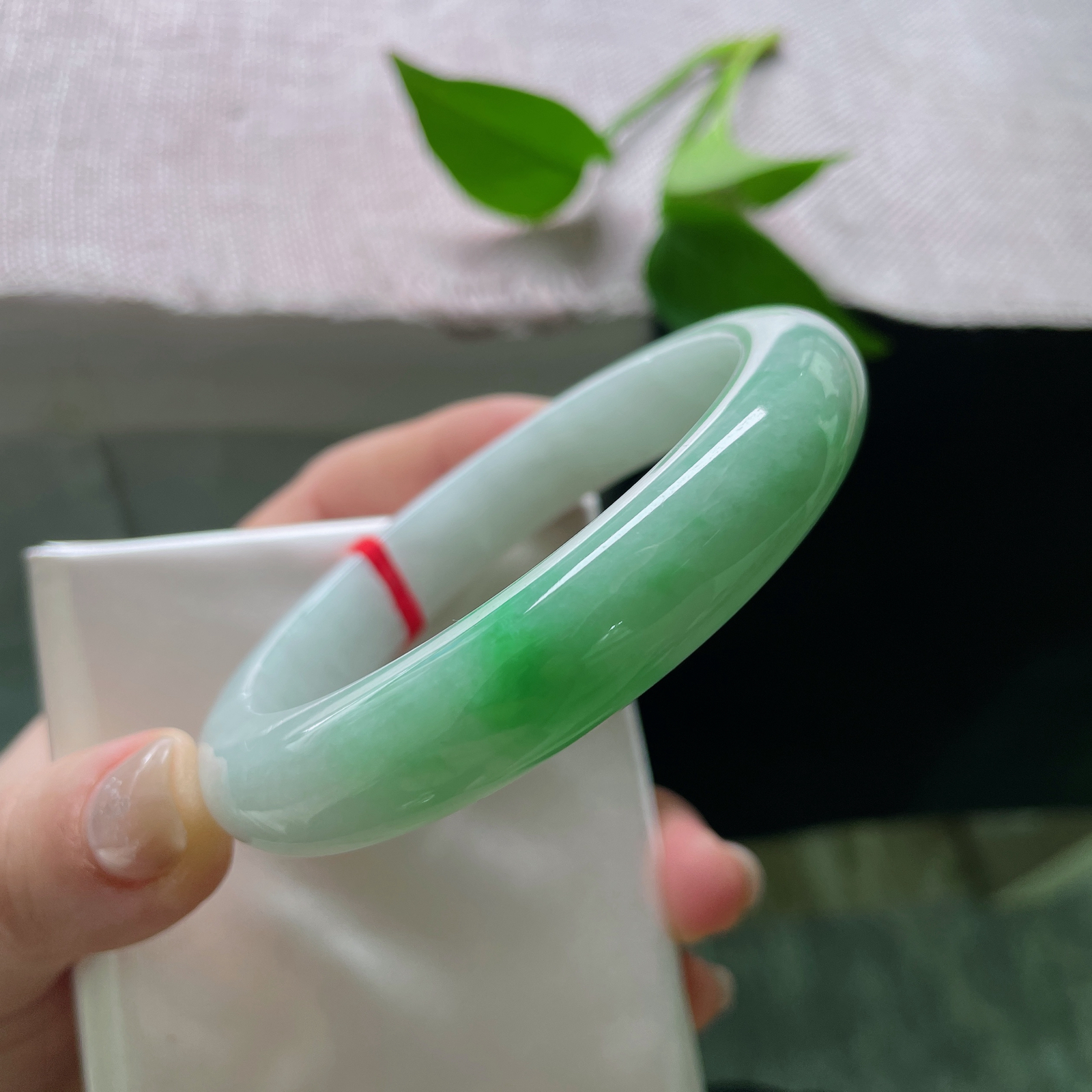 60/12.3/8.7飘绿正圈，大圈口，白底青，青翠欲滴，水头好，肉质细腻，皮纹，ss52617a..