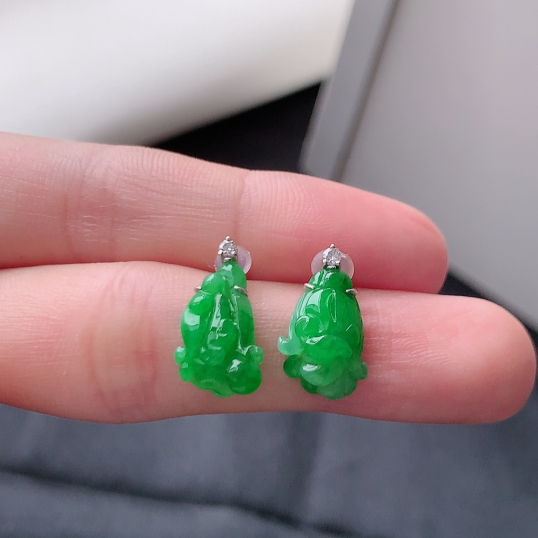 冰阳绿百财耳钉，翠色明媚，无裂，饱满水润，佩戴优雅迷人，货号19503，12.8/9.4/6.9