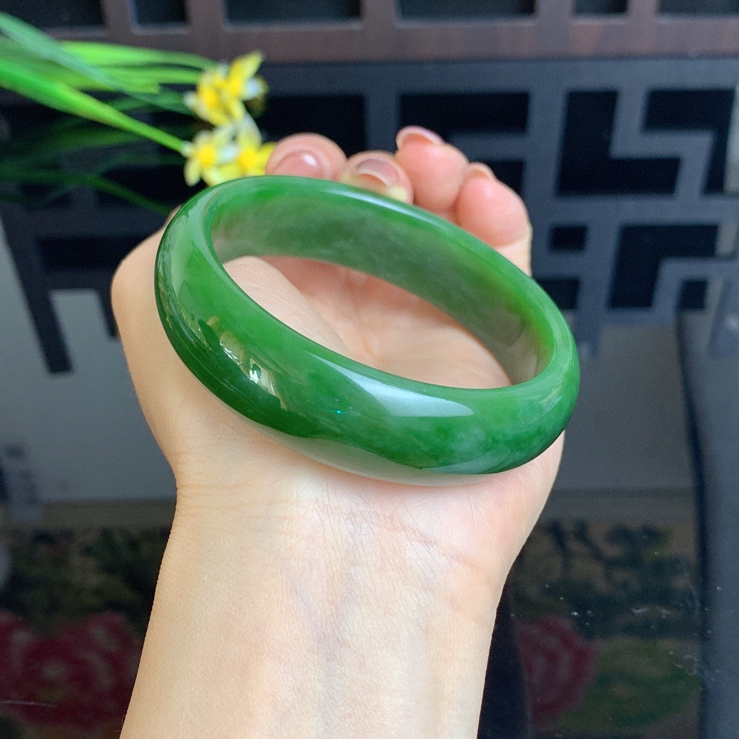 和田玉60圈口菠菜绿宽版碧玉手镯！玉质细腻油润 底色纯净 无纹裂 脂粉好，品质高。