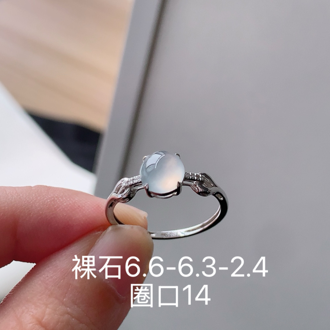 高冰女戒，冰透起光，底子细腻莹润，佩戴清新优雅货号35503，6.6/6.3/2.4