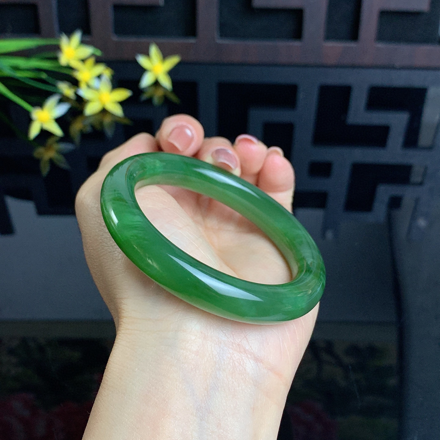 和田玉碧玉55.5圈口菠菜绿碧玉圆条手镯！玉质细腻油润 底色纯净 无裂无杂 脂粉好，品质高。