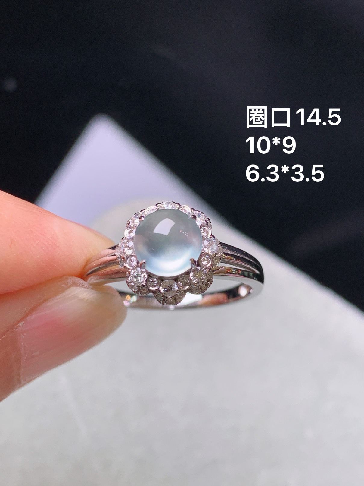 18k金钻镶嵌冰种蛋面戒指 玉质细腻 色泽艳丽清新 水润亮眼 圈口14.5 整体尺寸10*9 m5