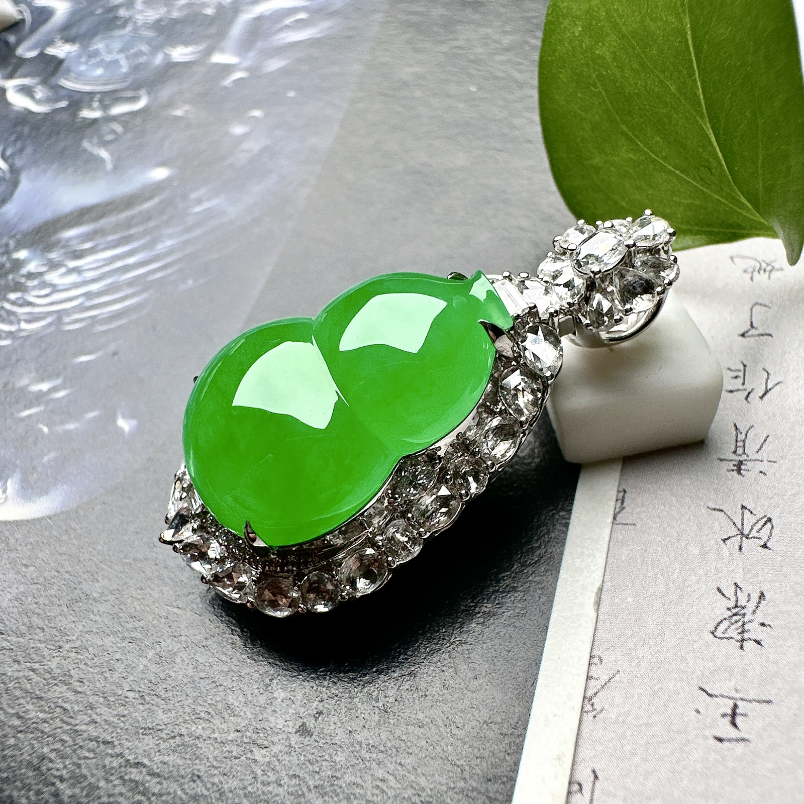 【冰种满绿葫芦吊坠】阳绿色泽，质地细腻，冰润起光，胶感强烈，冰感明显，收藏品质，18K金钻精美镶嵌，裸石尺寸20.1*14.6*6.5毫米