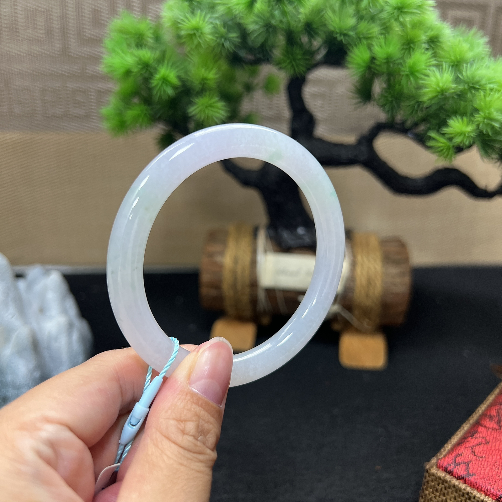 55.5圈口双耳淡紫飘绿圆条手镯（微瑕，不影响佩戴）