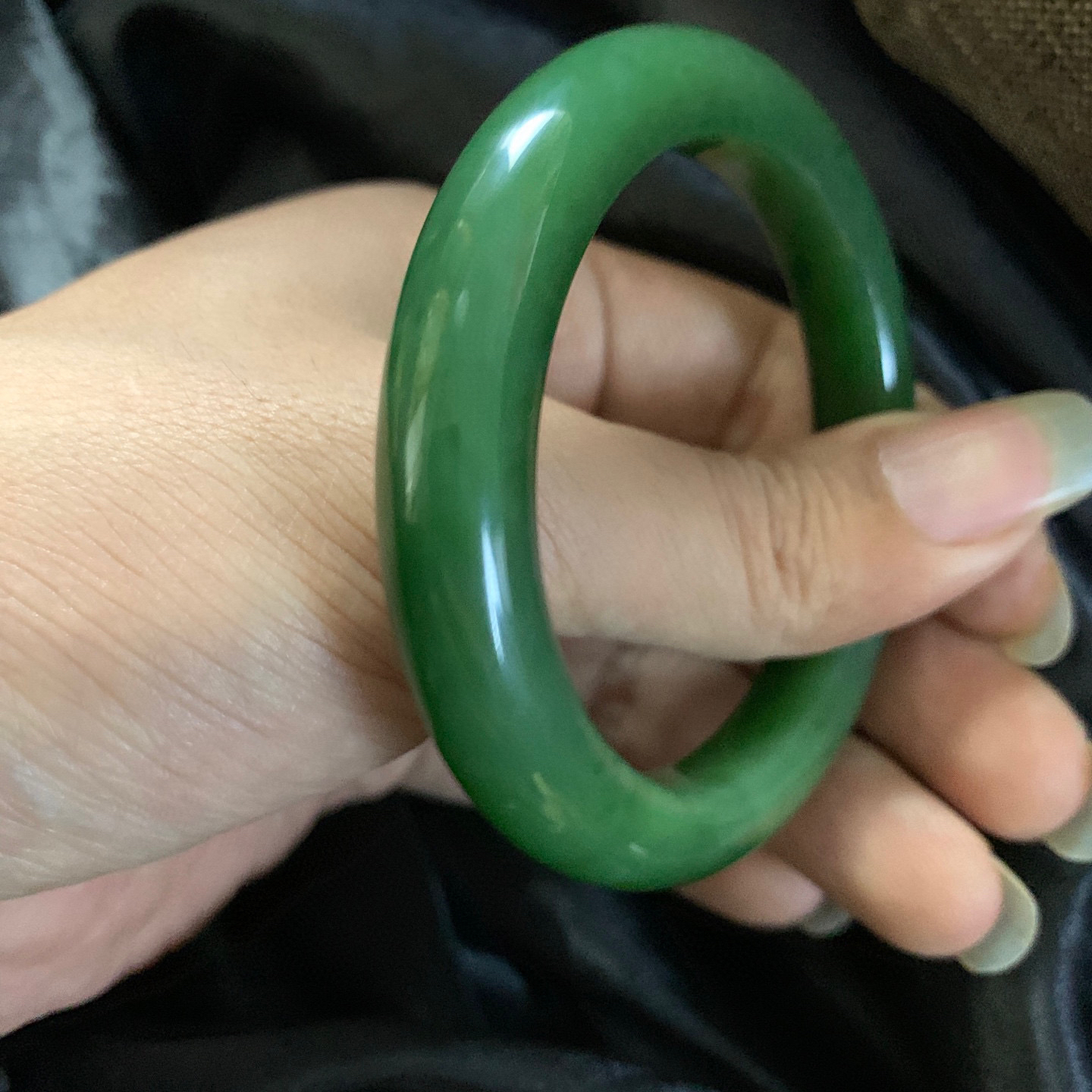 55圈口和田玉碧玉菠菜绿猫眼手镯，和田玉55圈口碧玉猫眼手镯，镯型古朴典雅。在诗情画意的雨巷相遇，你是我腕间的一抹风情，有你眸有深情.清风荡漾湖间静水，我愿俯身低眉，在烟波涟漪处寻
