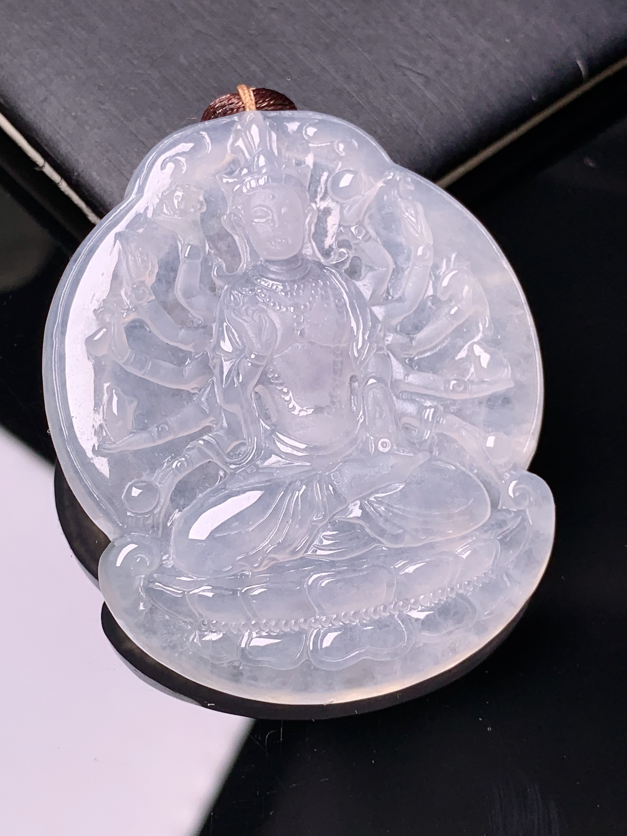 冰种千手观音菩萨吊坠 玉质细腻 色泽艳丽清新 水润亮眼 整体尺寸49*40.5*5.8 b2