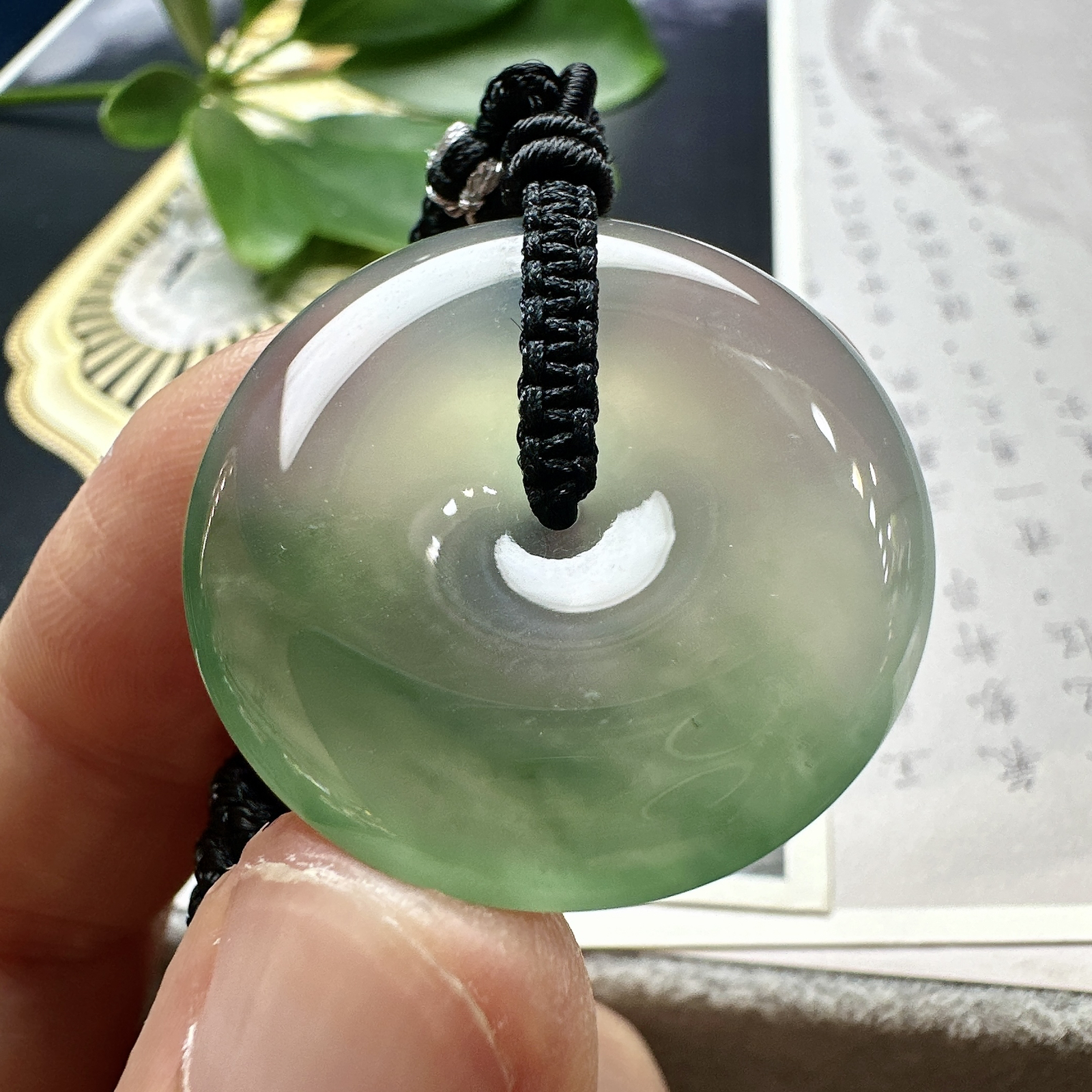 【冰种飘绿花平安扣】草绿色花，质地细腻，种老冰润，荧光强烈
