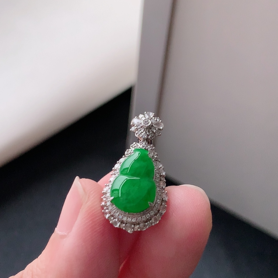 冰阳绿葫芦吊坠，玉质细腻，色泽鲜阳，上身彰显气质，货号55502，24.4/12.1/9
