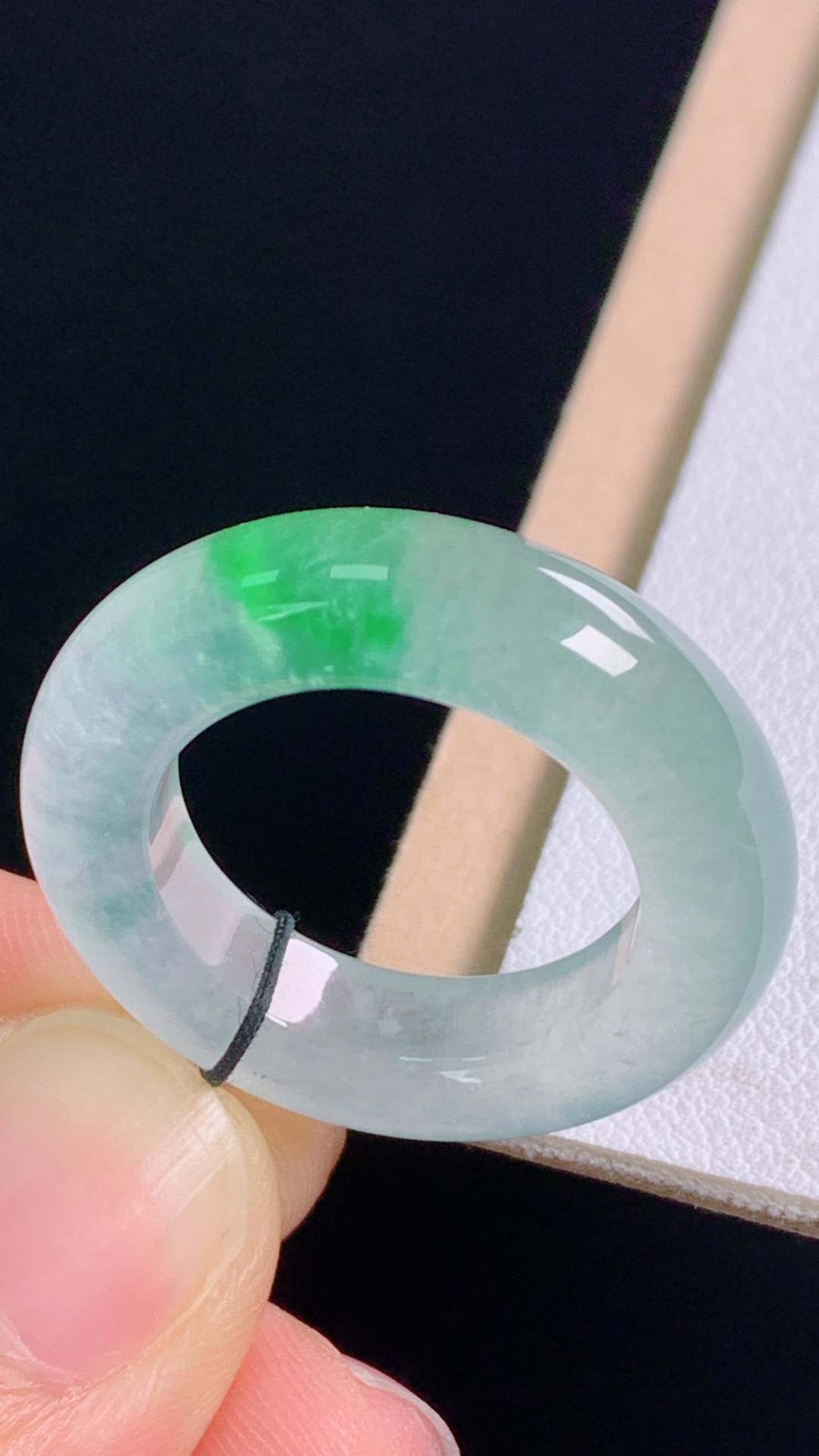 ️冰飘绿指环，花色灵动，水润清爽，无裂，尺寸:圈口15/17.3-6.0-4.8mm