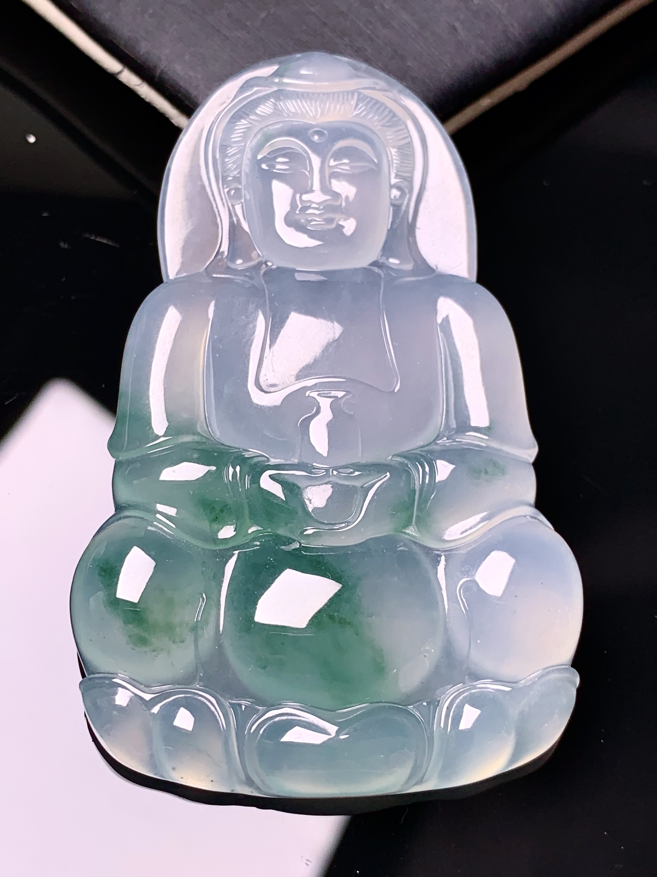 飘绿观音菩萨吊坠 玉质细腻 色泽艳丽清新 水润亮眼 整体尺寸59.2*37.6*6 x1